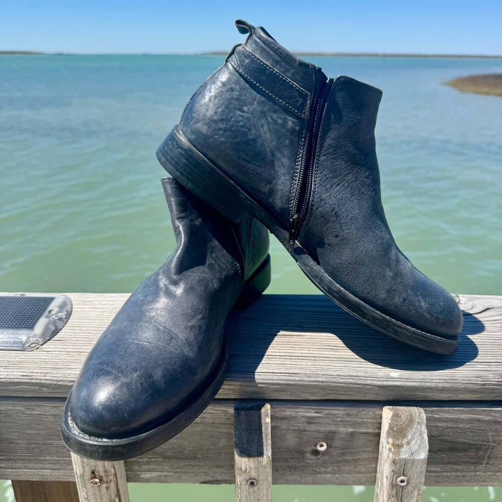 Bacco Bucci Black Chukka Boots with Leather Finish